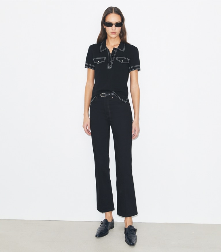Tory Burch diseñador prendas inferiores Jean acampanado recortado en Black frente en modelo