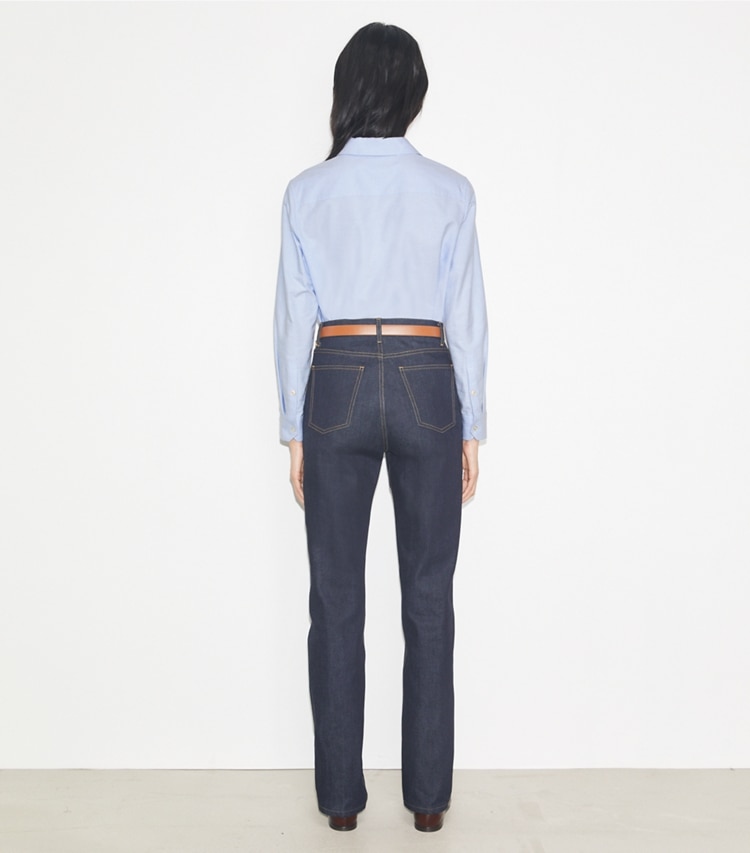 Tory Burch designer bas Jean coupe droite dans Raw/Unwashed sur modèle, de dos