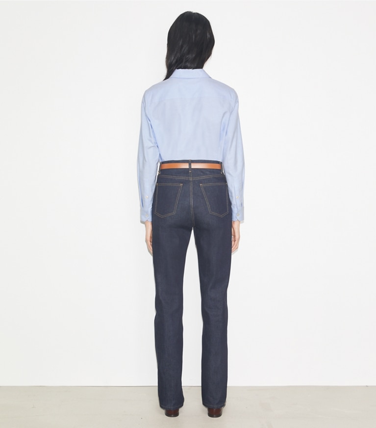 Tory Burch designer bas Jean coupe droite dans Raw/Unwashed sur modèle, de dos
