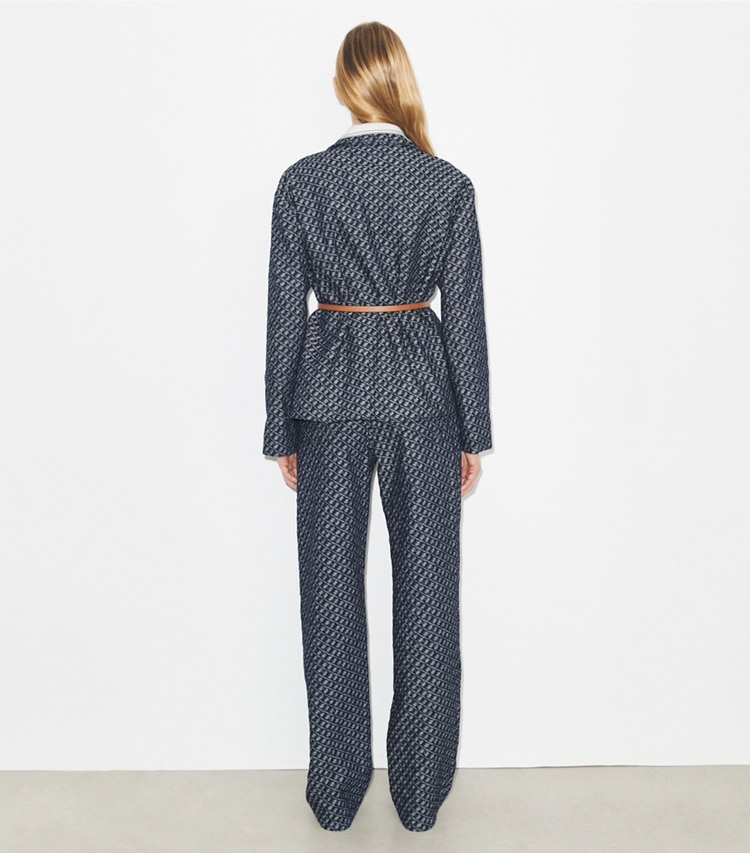 Tory Burch designer bas Jean coupe droite dans T Link Stone Wash sur modèle, de dos