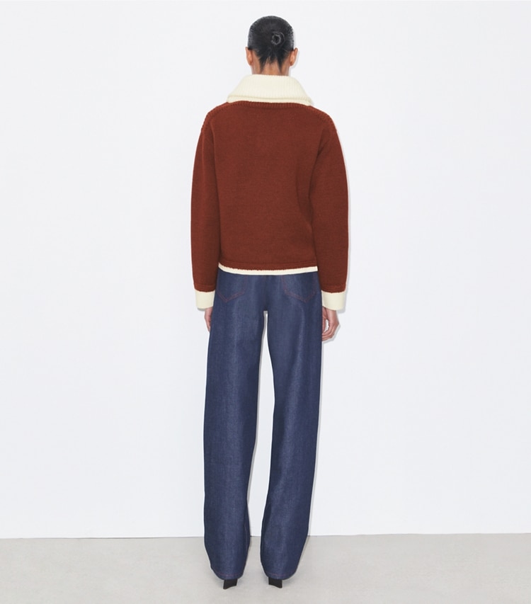 Tory Burch designer bas Jean coupe droite dans Raw/Unwashed sur modèle, de dos