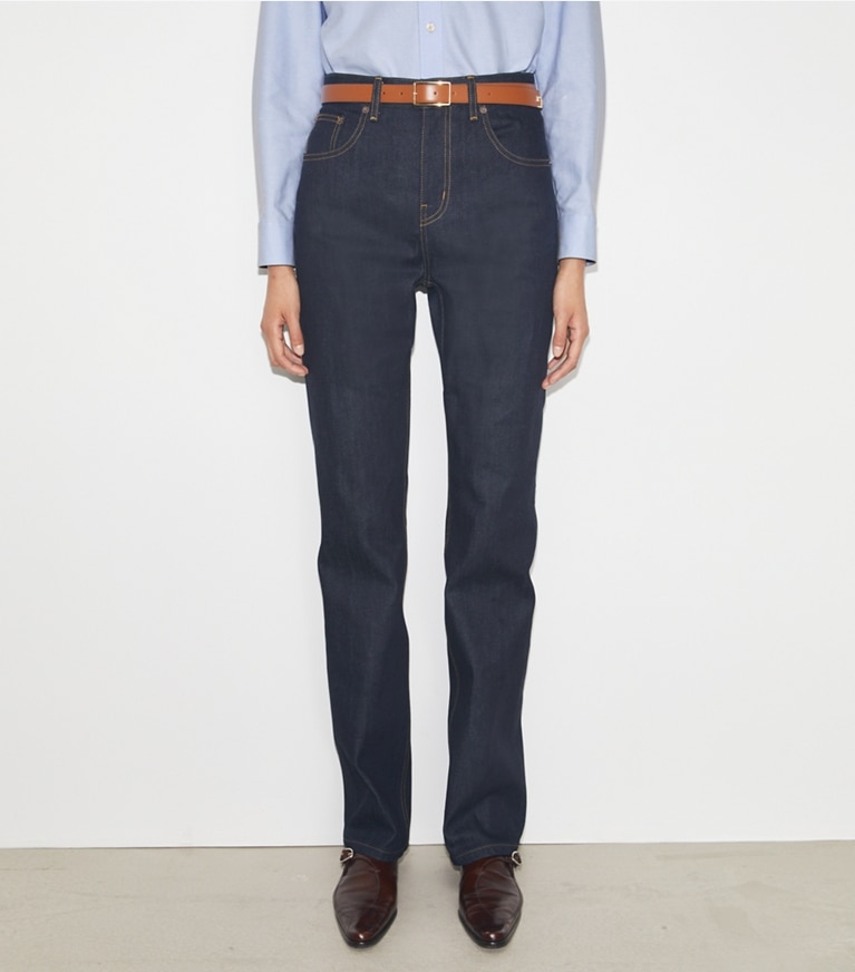 Tory Burch designer bas Jean coupe droite dans Raw/Unwashed détail sur modèle