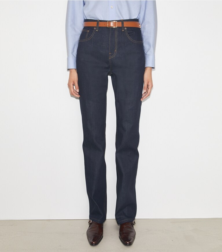 Tory Burch diseñador prendas inferiores Jean de denim de pierna recta en Raw/Unwashed detalle en modelo