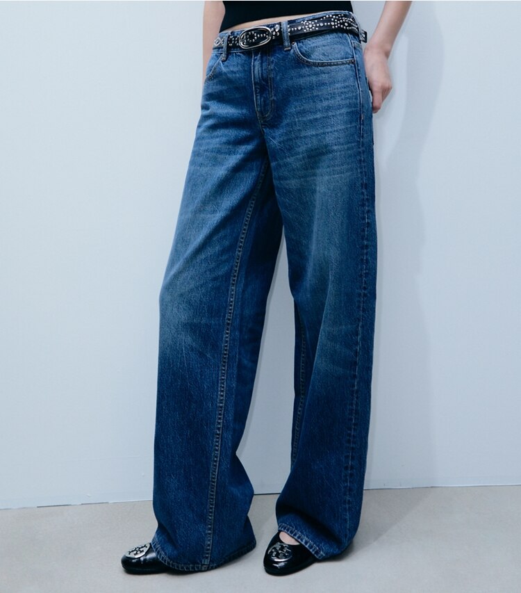 Tory Burch diseñador prendas inferiores Jean de pierna ancha en Dark Vintage Wash detalle en modelo