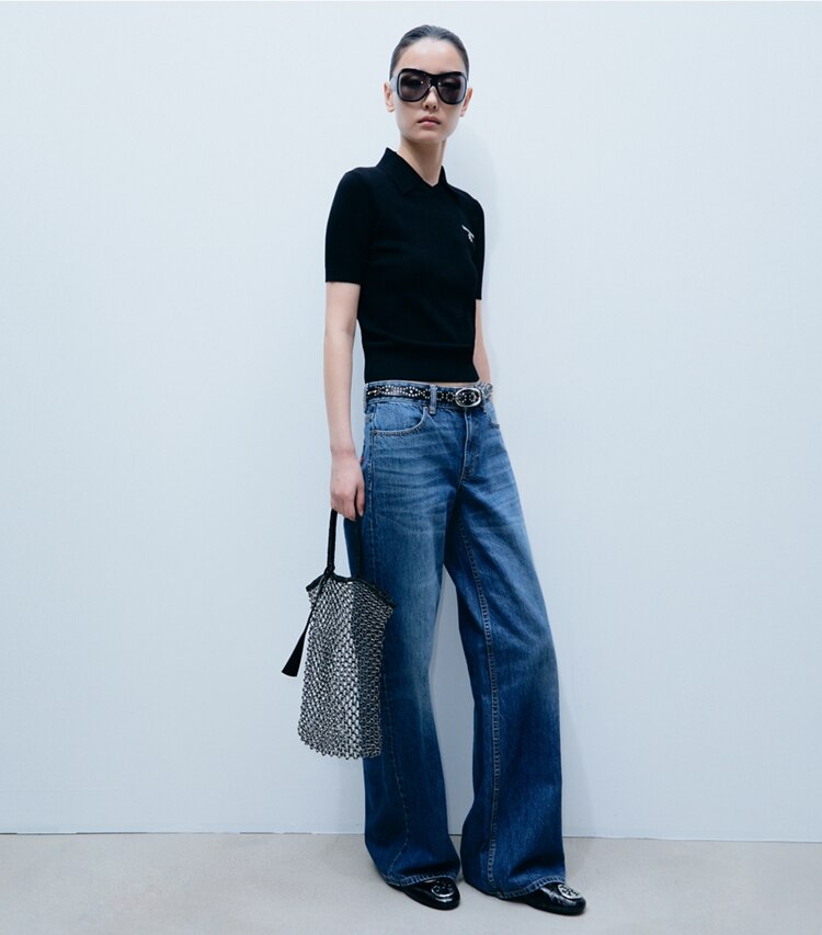 Tory Burch diseñador prendas inferiores Jean de pierna ancha en Dark Vintage Wash frente en modelo