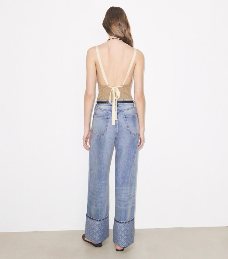 Tory Burch diseñador prendas inferiores Jean de pierna recta con puños en contraste en Light Vintage Wash parte posterior en modelo