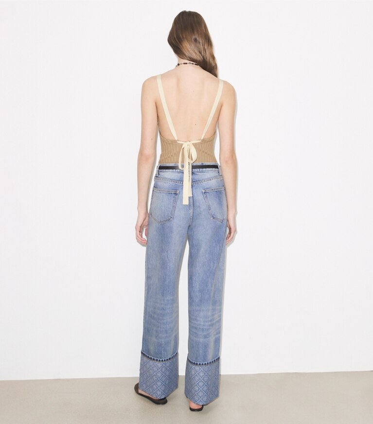 Tory Burch diseñador prendas inferiores Jean de pierna recta con puños en contraste en Light Vintage Wash parte posterior en modelo