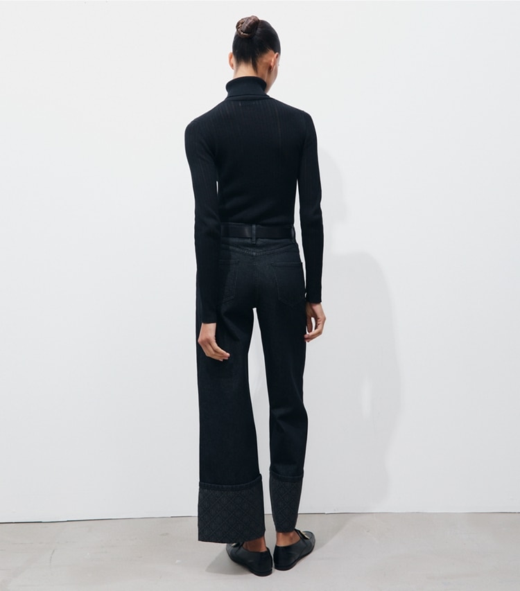 Tory Burch designer bas Jean droit T Monogram à revers contrastants dans Rinse Wash sur modèle, de dos