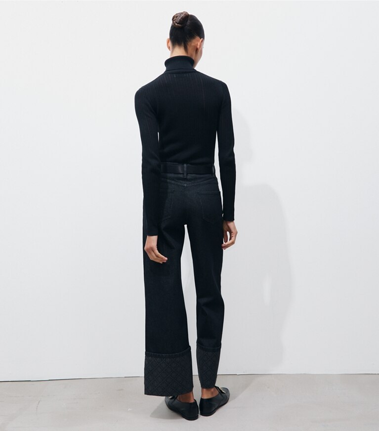 Tory Burch designer bas Jean droit T Monogram à revers contrastants dans Rinse Wash sur modèle, de dos