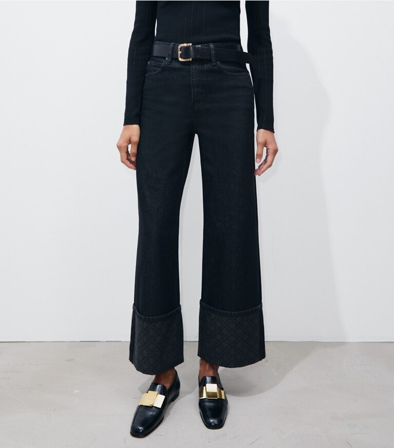 Tory Burch designer bas Jean droit T Monogram à revers contrastants dans Rinse Wash détail sur modèle