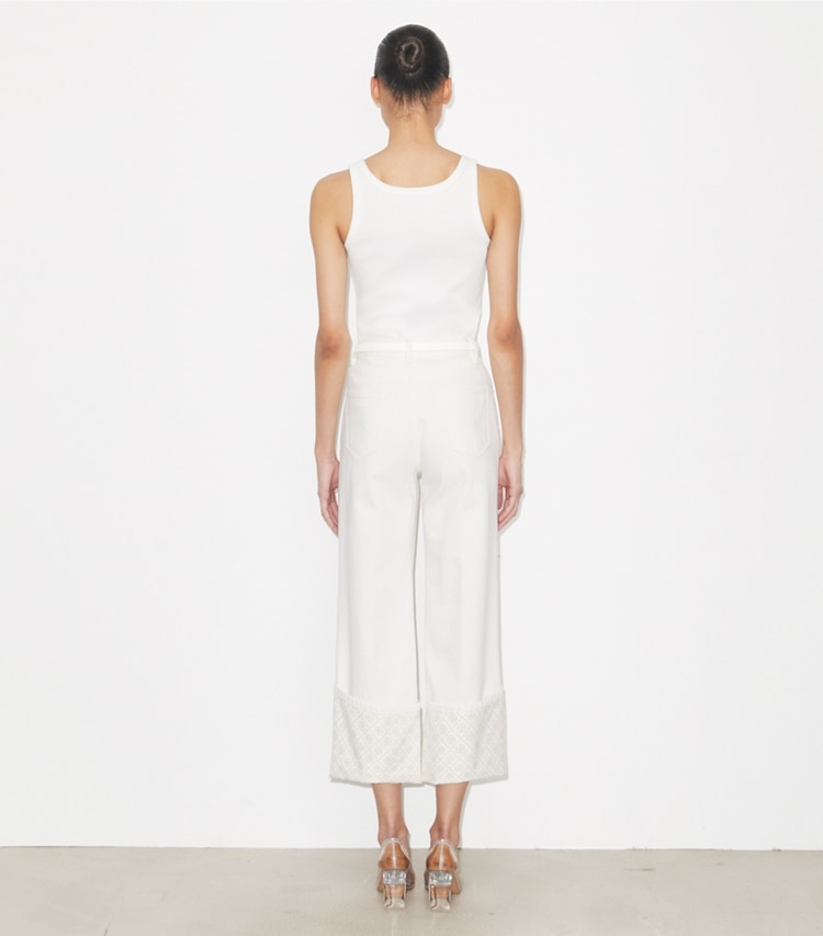 Tory Burch designer bas Jean droit à revers contrastés et T Monogram in White on model back