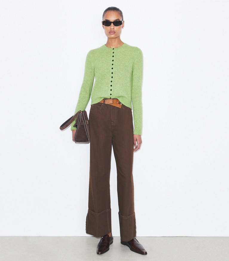 Tory Burch designer bas Jean droit à revers in Brown sur mannequin, devant