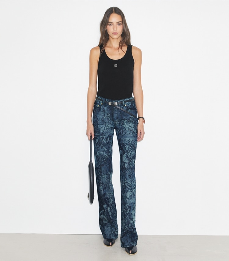 Tory Burch designer bas Jean skinny imprimé in Indigo Alien sur mannequin, devant