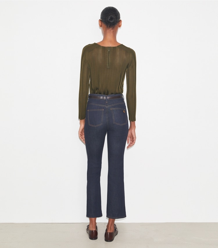 Tory Burch designer bas Jeans évasés coupe 7/8 dans Raw/Unwashed sur modèle, de dos