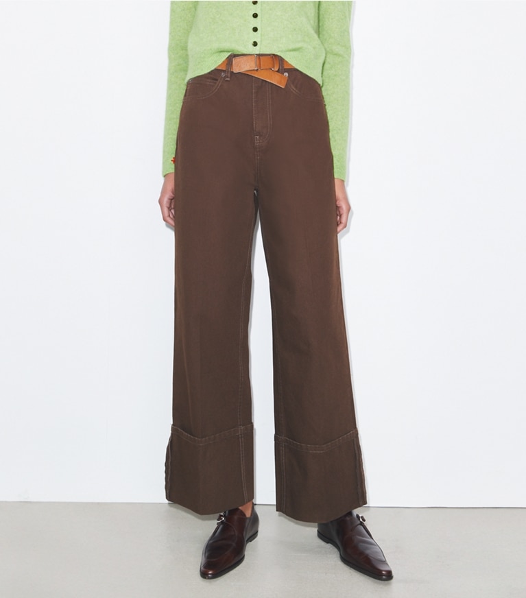 Tory Burch designer pantaloni Jeans a gamba dritta con risvolto in Brown on model detail