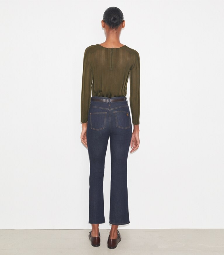 Tory Burch diseñador prendas inferiores Jeans acampanados recortados en Raw/Unwashed parte posterior en modelo