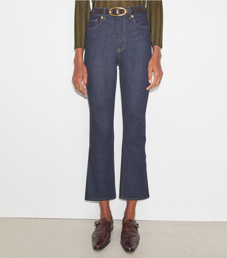 Tory Burch diseñador prendas inferiores Jeans acampanados recortados en Raw/Unwashed detalle en modelo