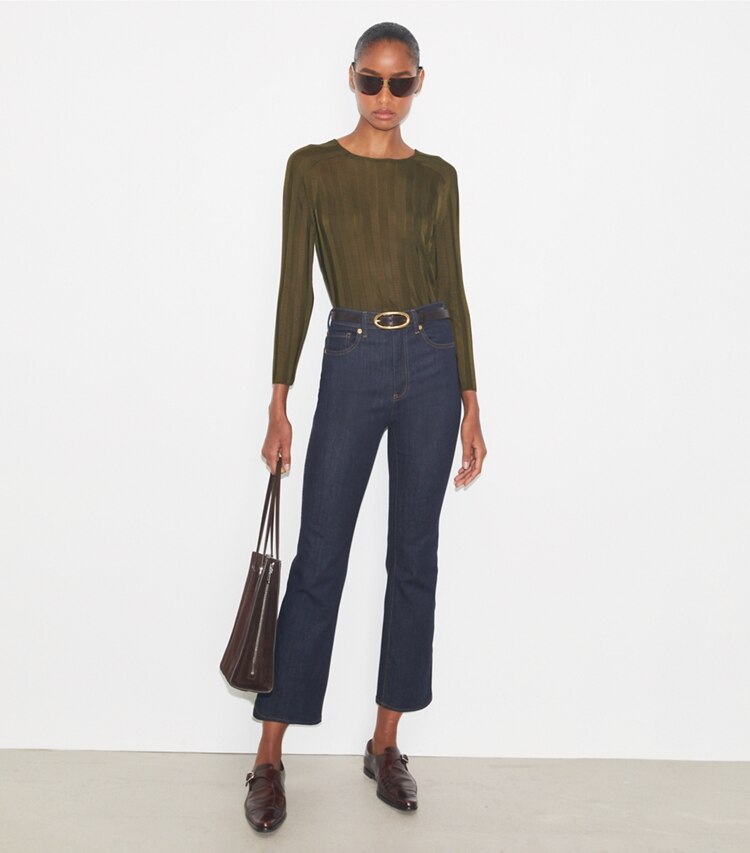 Tory Burch diseñador prendas inferiores Jeans acampanados recortados en Raw/Unwashed frente en modelo