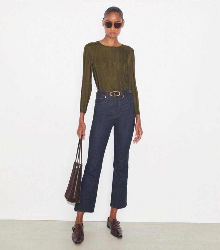Tory Burch diseñador prendas inferiores Jeans acampanados recortados en Raw/Unwashed frente en modelo