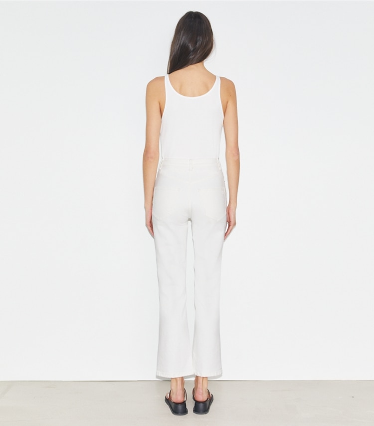 Tory Burch designer pantaloni Jeans corti svasati in White Chalk Wash on model back