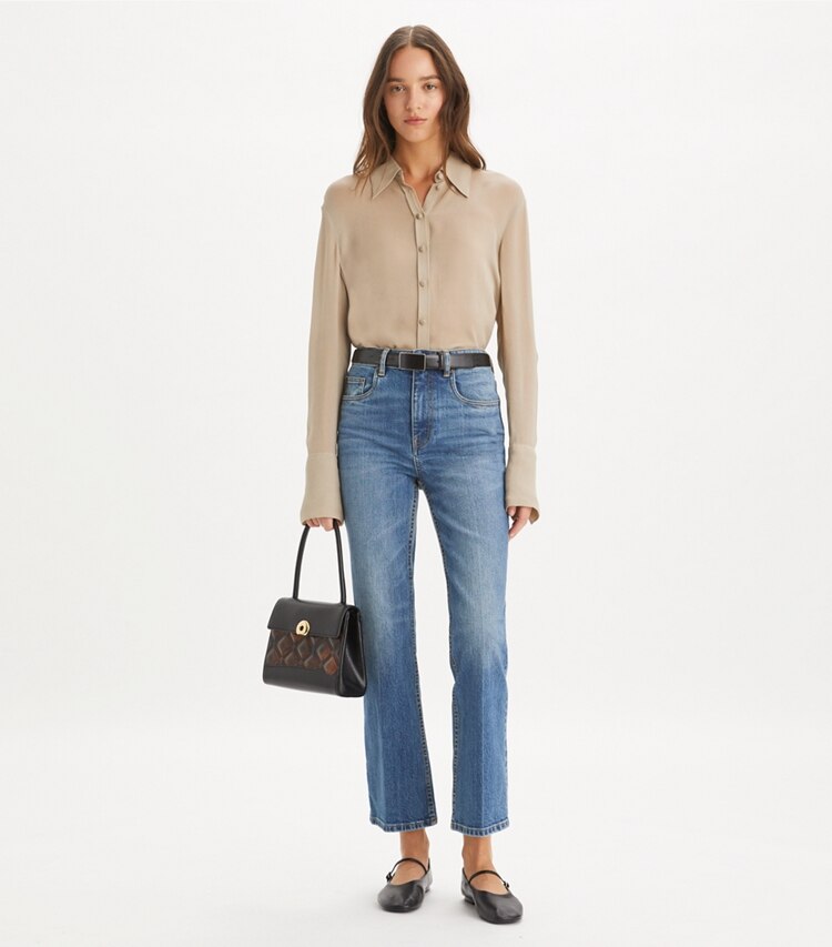 Tory Burch designer pantaloni Jeans corti svasati in Medium Vintage Wash parte anteriore su modella