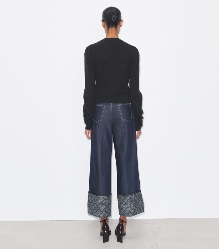 Tory Burch diseñador prendas inferiores Jeans de pierna recta con puño en contraste con monograma T en Raw/Unwashed parte posterior en modelo
