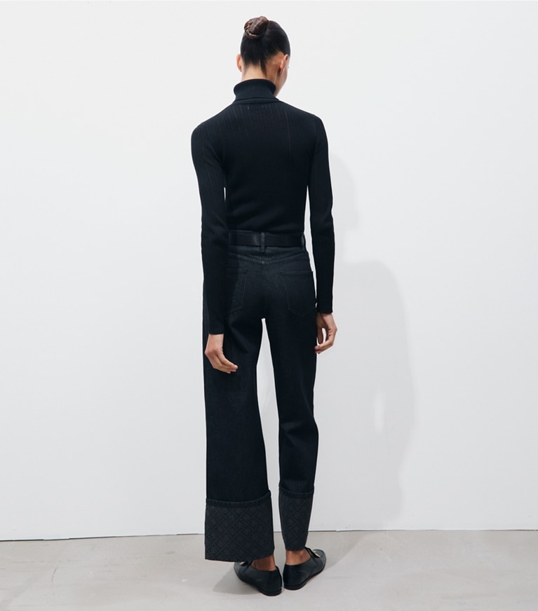 Tory Burch diseñador prendas de abajo Jeans de pierna recta con puño en contraste con monograma T en Rinse Wash parte posterior en modelo