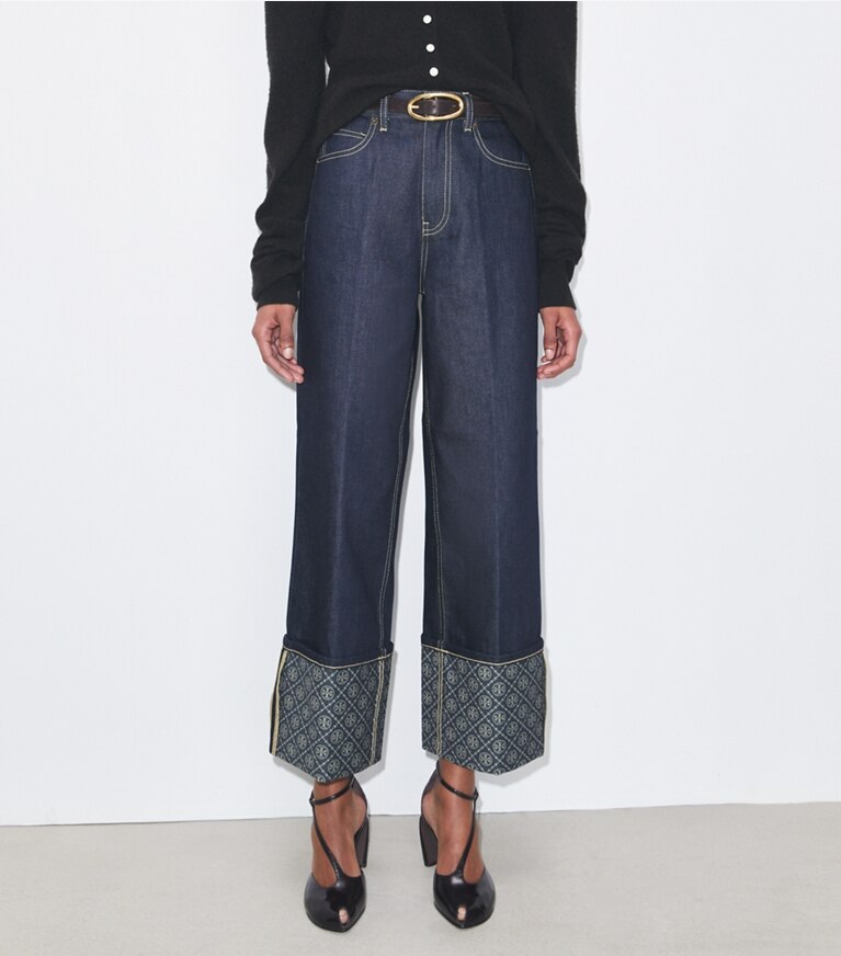 Tory Burch diseñador prendas inferiores Jeans de pierna recta con puño en contraste con monograma T en Raw/Unwashed detalle en modelo