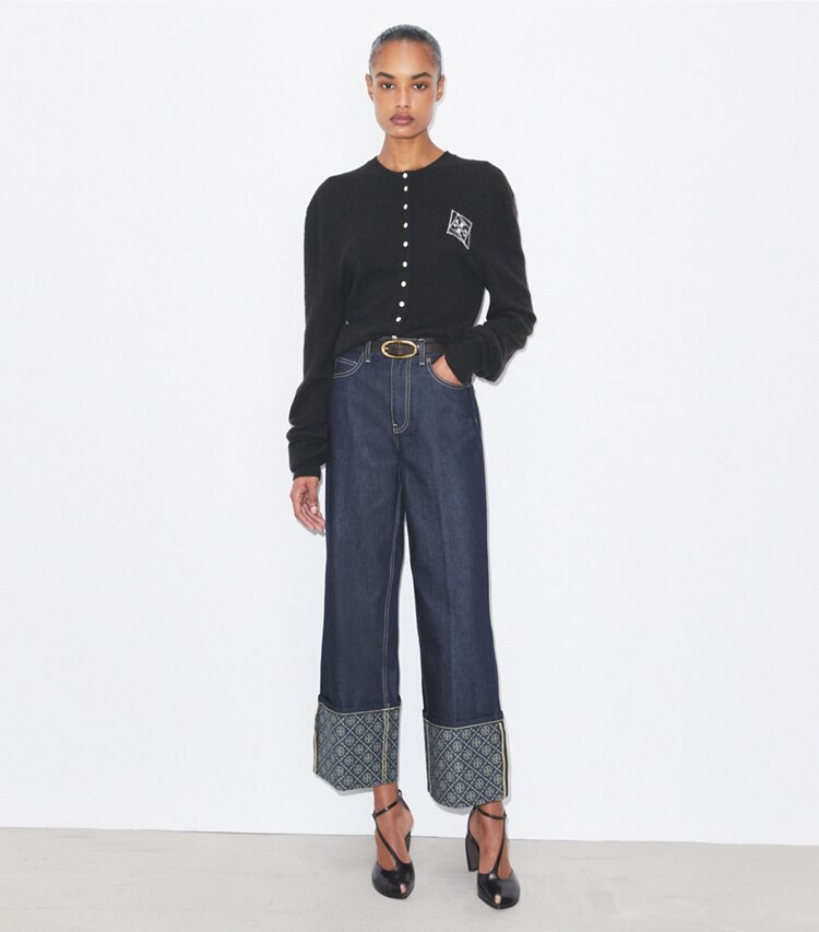 Tory Burch diseñador prendas inferiores Jeans de pierna recta con puño en contraste con monograma T en Raw/Unwashed frente en modelo