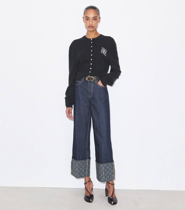 Tory Burch diseñador prendas inferiores Jeans de pierna recta con puño en contraste con monograma T en Raw/Unwashed frente en modelo