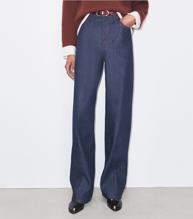 Tory Burch diseñador prendas inferiores Jeans de pierna recta en Raw/Unwashed detalle en modelo