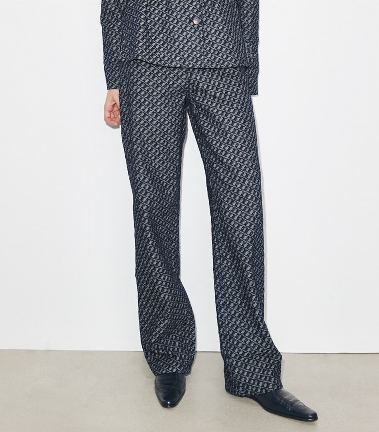 Tory Burch diseñador prendas inferiores Jeans de pierna recta en T Link Stone Wash detalle en modelo