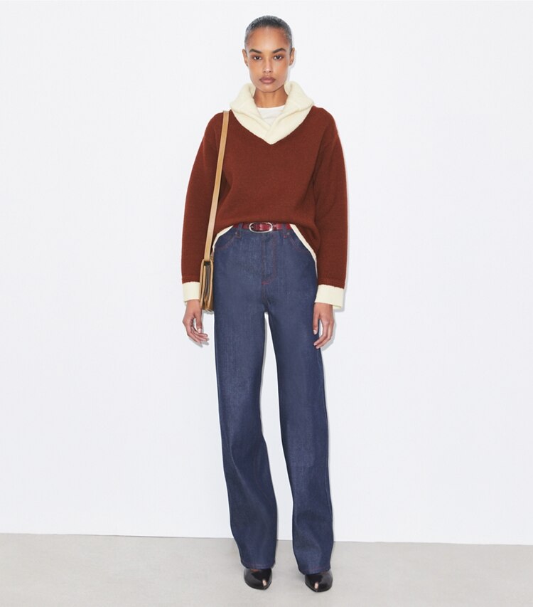 Tory Burch diseñador prendas inferiores Jeans de pierna recta en Raw/Unwashed frente en modelo