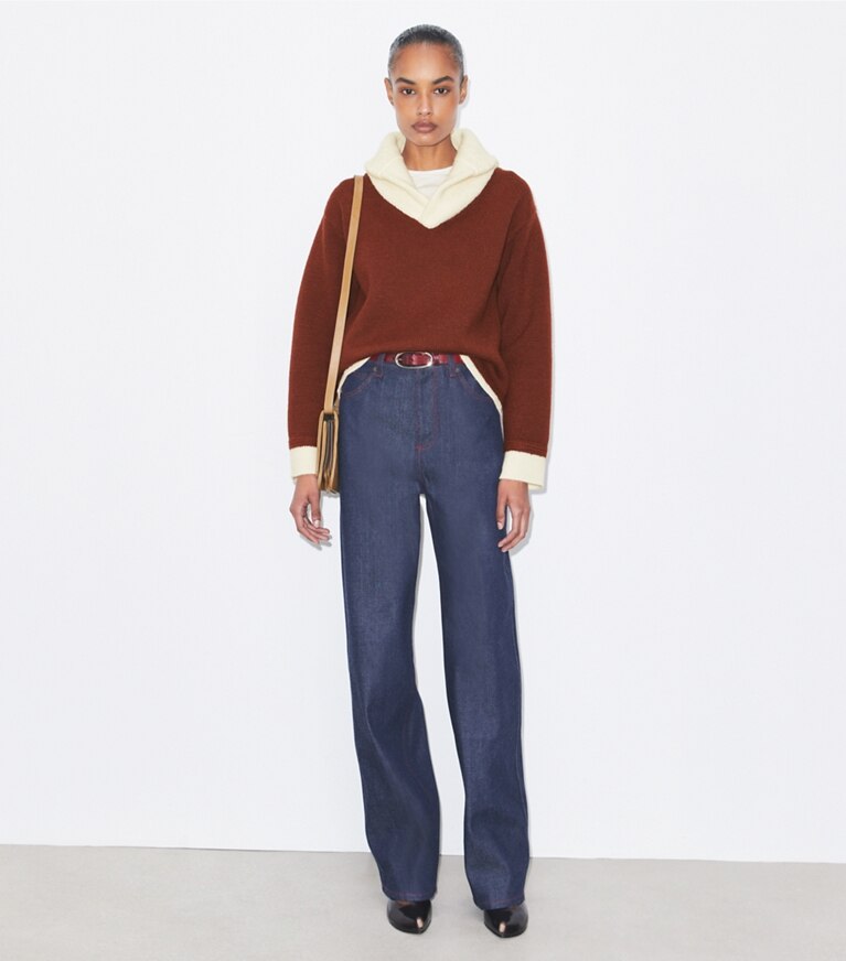 Tory Burch diseñador prendas inferiores Jeans de pierna recta en Raw/Unwashed frente en modelo