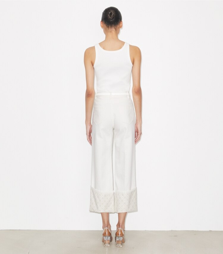 Tory Burch diseñador prendas inferiores Jeans recortados con puño en contraste con monograma en T en White parte posterior en modelo