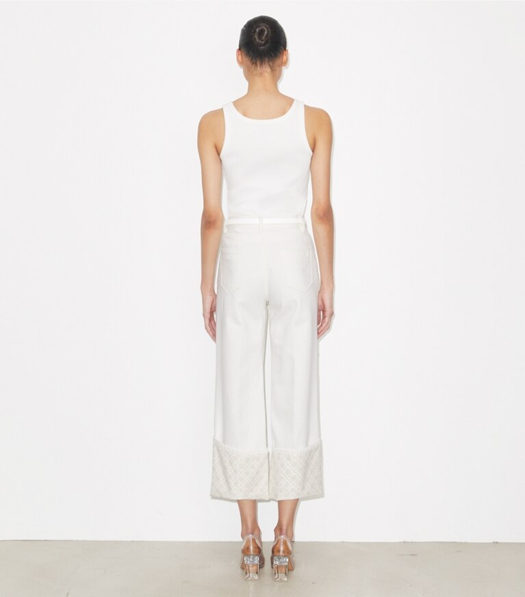 Tory Burch diseñador prendas inferiores Jeans recortados con puño en contraste con monograma en T en White parte posterior en modelo