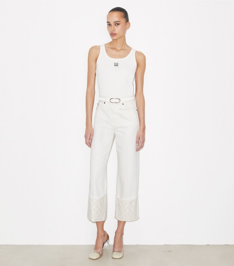 Tory Burch diseñador prendas inferiores Jeans recortados con puño en contraste con monograma en T en White frente en modelo