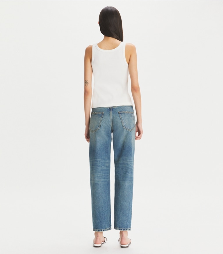 Tory Burch diseñador prendas inferiores Jeans rectos de pierna ancha en Classic Vintage Blue Wash parte posterior en modelo