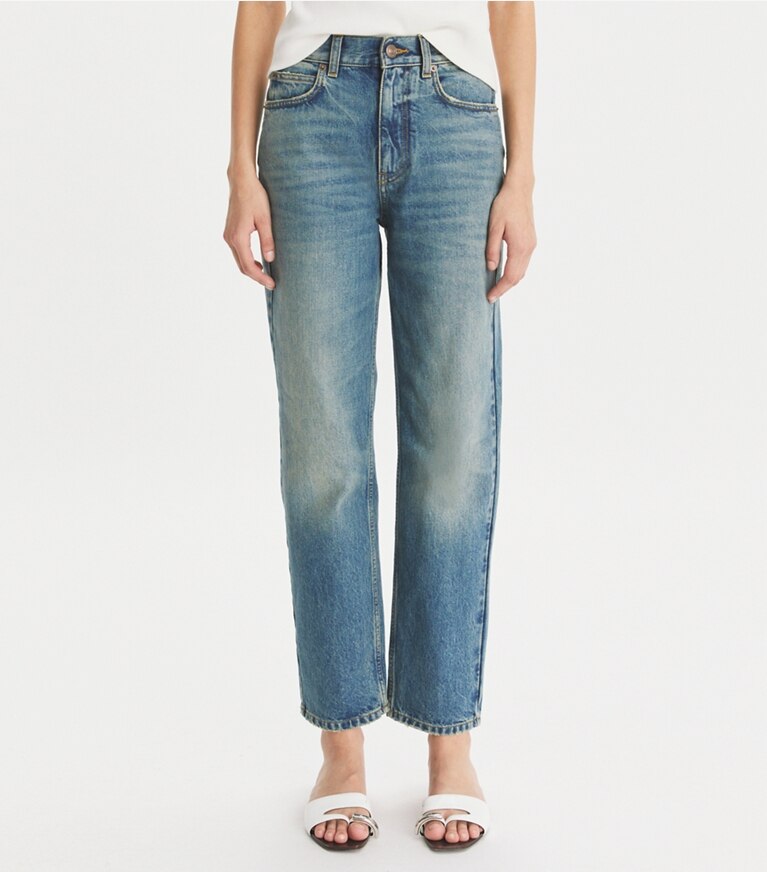 Tory Burch diseñador prendas inferiores Jeans rectos de pierna ancha en Classic Vintage Blue Wash detalle en modelo