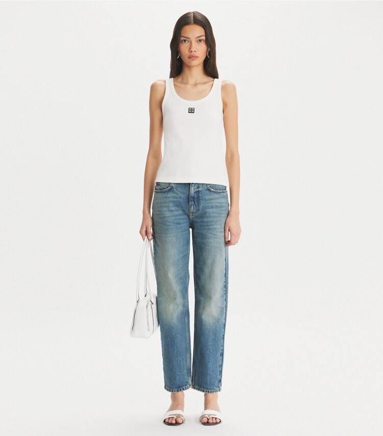Tory Burch diseñador prendas inferiores Jeans rectos de pierna ancha en Classic Vintage Blue Wash frente en modelo