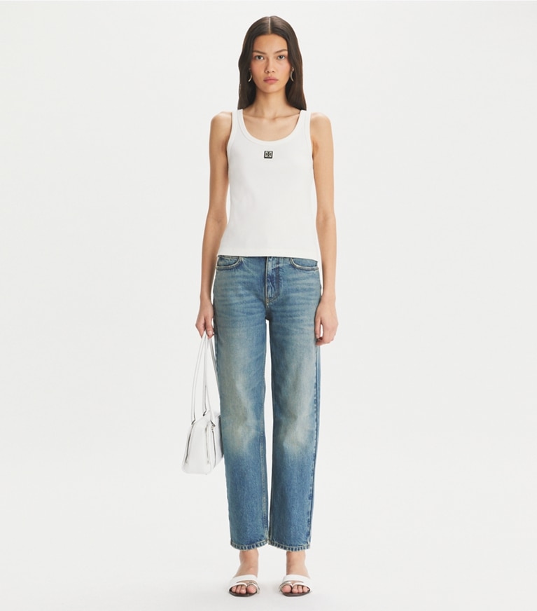 Tory Burch diseñador prendas inferiores Jeans rectos de pierna ancha en Classic Vintage Blue Wash frente en modelo
