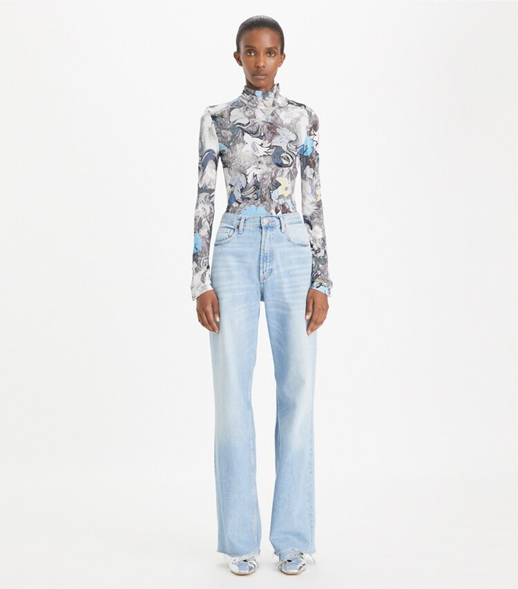 Tory Burch diseñador tops Jersey de cuello alto de punto de viscosa estampado en Blue Abstract Floral frente en modelo