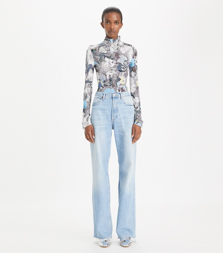 Tory Burch diseñador tops Jersey de cuello alto de punto de viscosa estampado en Blue Abstract Floral frente en modelo