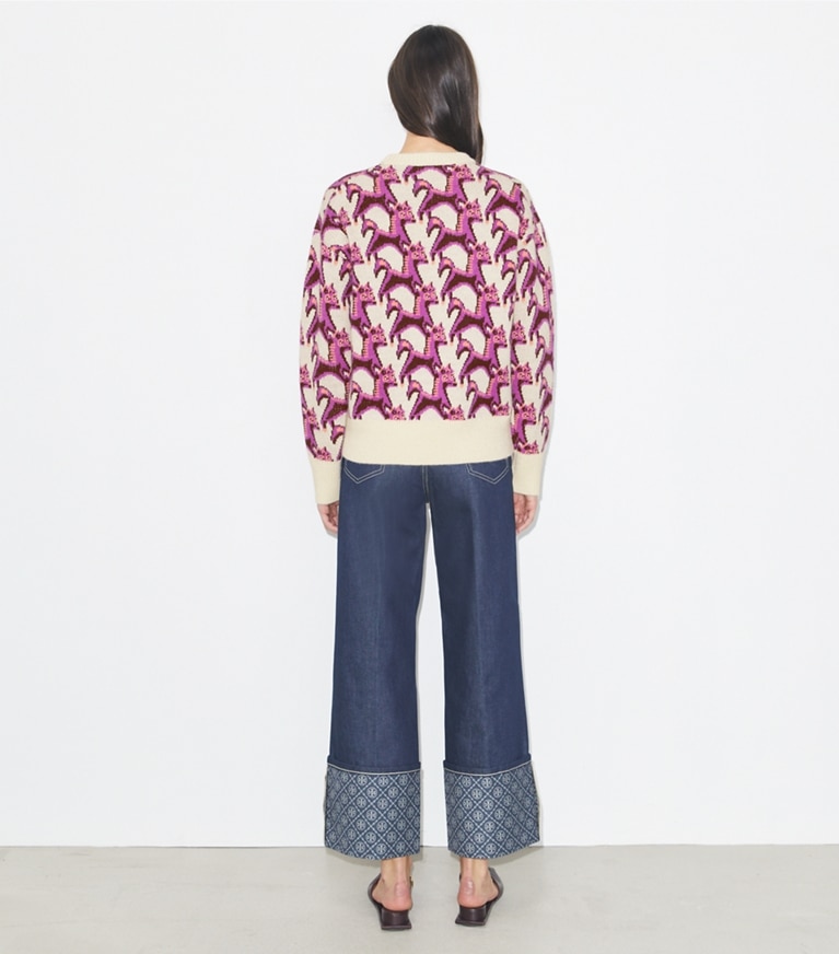 Tory Burch diseñador suéteres Jersey de cuello redondo de jacquard de lana en Cream / Magenta en el modelo (espalda)