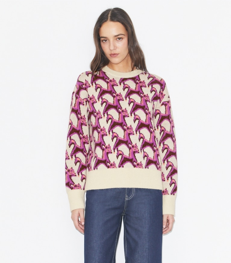 Tory Burch diseñador suéteres Jersey de cuello redondo de jacquard de lana en Cream / Magenta en el modelo (detalle)