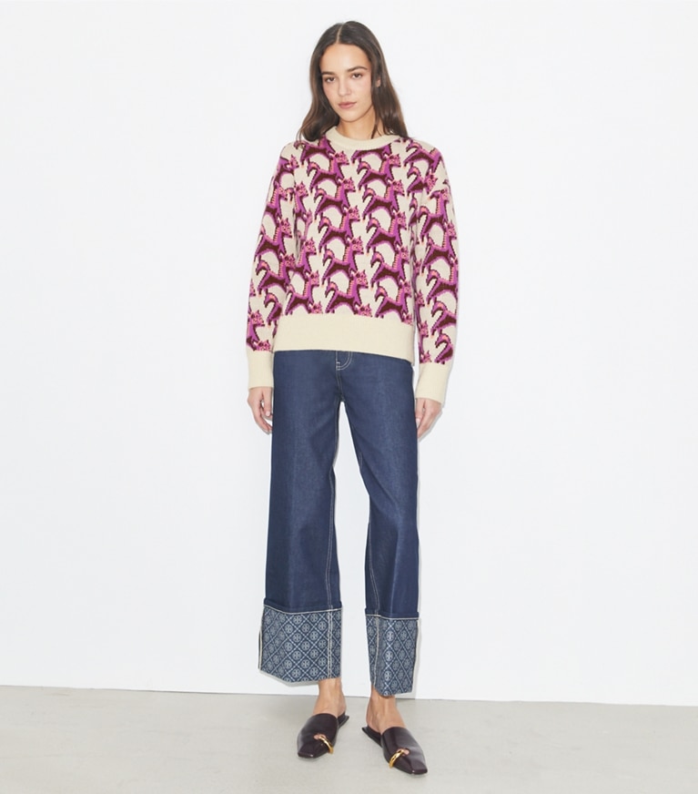 Tory Burch diseñador suéteres Jersey de cuello redondo de jacquard de lana en Cream / Magenta en el modelo (frente)