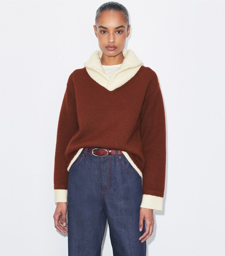 Tory Burch diseñador suéteres Jersey de lana con cuello en contraste en Dark Cranberry / White detalle en modelo