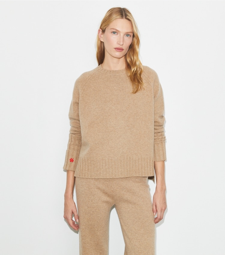 Tory Burch diseñador suéteres Jersey de lana merina en Melange Oatmeal en el modelo (detalle)