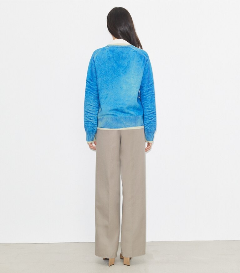 Tory Burch diseñador suéteres Jersey de lana merino en Antique Travertine/ V-Neck Print parte posterior en modelo