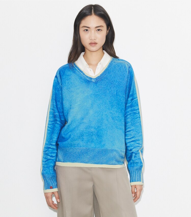 Tory Burch diseñador suéteres Jersey de lana merino en Antique Travertine/ V-Neck Print detalle en modelo